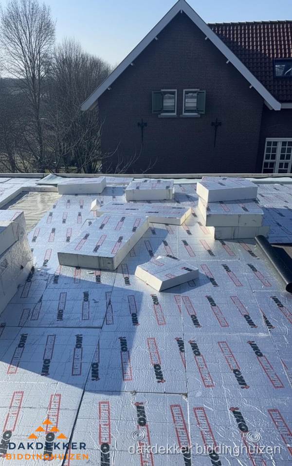IKO PIR isolatieplaten op plat dak in Biddinghuizen IKO PIR isolatieplaten op plat dak in Biddinghuizen