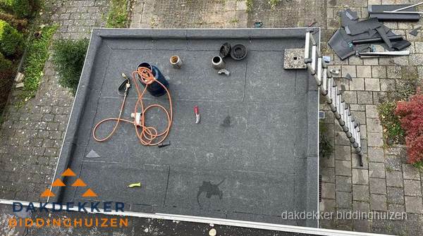 Plat dak met nieuwe bitumen bedekking in Biddinghuizen Plat dak met nieuwe bitumen bedekking in Biddinghuizen