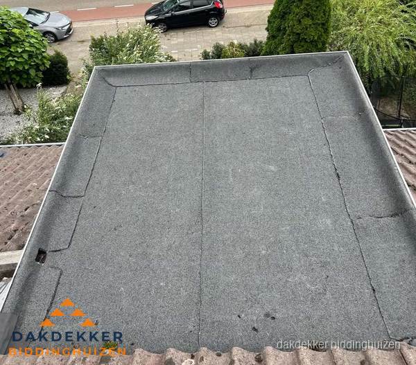 Nieuw aangebrachte bitumen dakbedekking op plat dak in Biddinghuizen Nieuw aangebrachte bitumen dakbedekking op plat dak in Biddinghuizen
