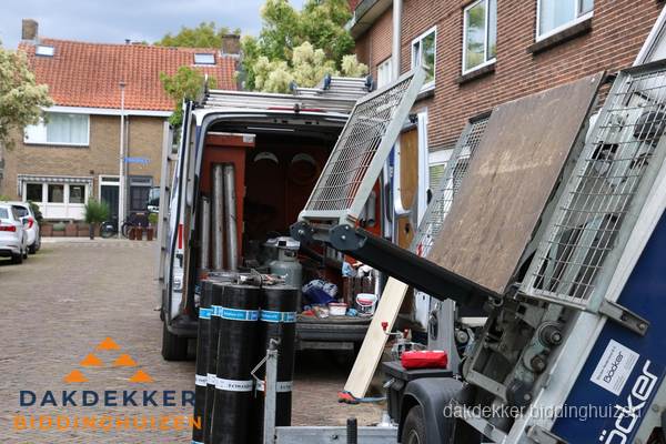 Dakdekkersbusje met materiaal en ladderlift voor dakpannen vervangen in Biddinghuizen Dakdekkersbusje met materiaal en ladderlift voor dakpannen vervangen in Biddinghuizen