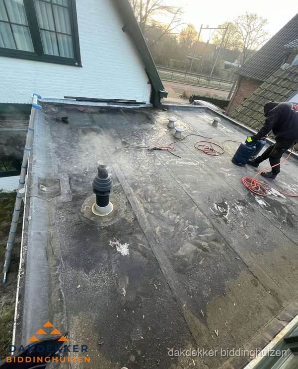 Dakdekker verhelpt daklekkage op plat dak in Biddinghuizen Dakdekker verhelpt daklekkage op plat dak in Biddinghuizen