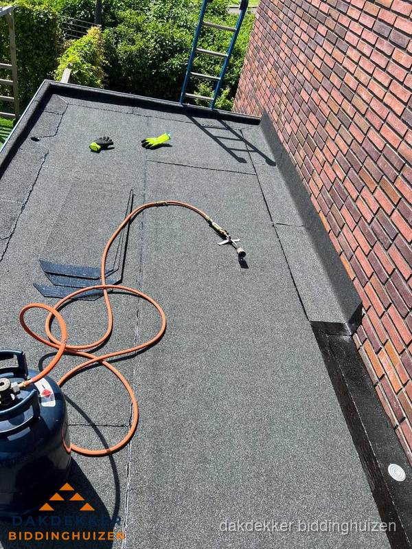 Plat dak met bitumen en brandgereedschap van dakdekkersbedrijf in Biddinghuizen Plat dak met bitumen en brandgereedschap van dakdekkersbedrijf in Biddinghuizen