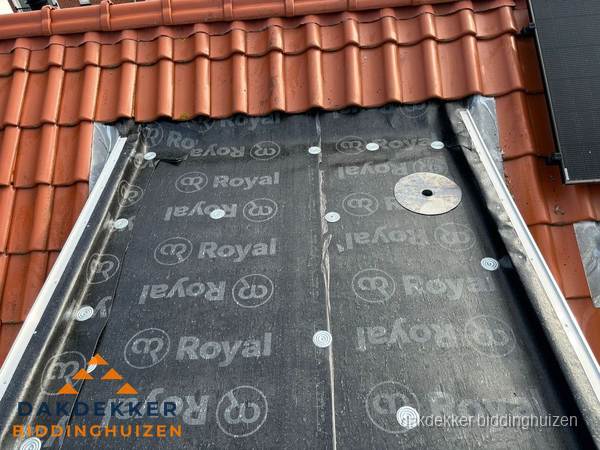 Nieuw dak met dakpannen en Royal onderlaag bij woning in Biddinghuizen Nieuw dak met dakpannen en Royal onderlaag bij woning in Biddinghuizen